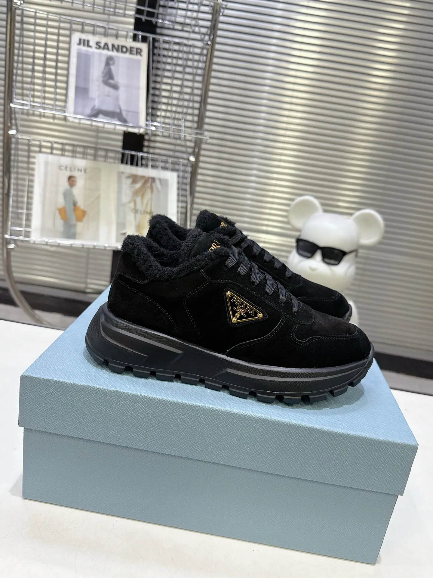 【PRADA】P: 660💰Couple style▪️Size: Women’s 35-40⚛Size: Men’s 39-44(45 customized) 2025 𝐬𝐬Prada’s new product, coming with strength! ❣️Many Internet celebrities have the same style, fashionable and versatile nice items, original shoes are developed and purchased from Italian counters, and are reproduced 1:1 according to the original taste. This year’s theme is not to be defined, embodying texture through simplicity💛From thick-soled sneakers to zigzag short boots to 2025 flat shoes, everything reveals a sure-fire momentum... It combines gentleness and handsomeness, the finishing touch for women❤️ Wear-resistant and ultra-light two-color outsole.